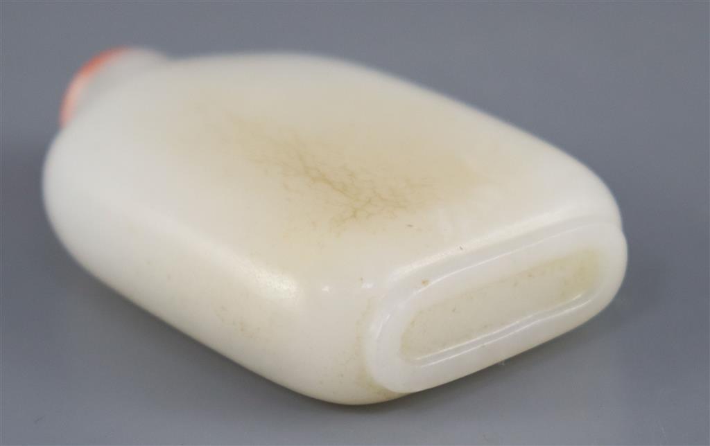 A Chinese white jade snuff bottle, total height 7.3cm